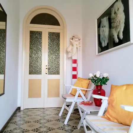 Anna House Fronte Mare 2 *